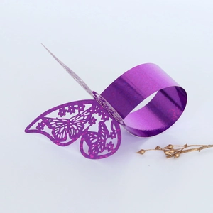 Détail du rond de serviette papillon violet découpé au laser avec finition scintillante