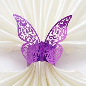 Ronds de serviette papillon violets scintillants découpés au laser pour mariages