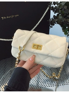 Sac bandoulière matelassé blanc avec chaîne dorée et fermoir pivotant femme