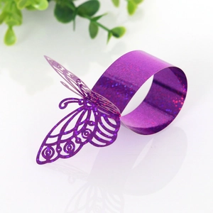 Vista macro del servilletero de mariposa morada con purpurina para mesa de boda