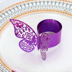 Vue détaillée du rond de serviette papillon violet découpé au laser avec texture pailletée