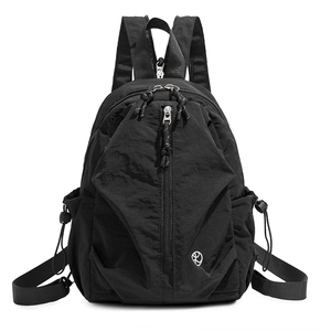 Vue avant d'un sac à dos plissé noir avec cordons et poche éclair verticale