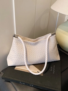 Sac à bandoulière tressé beige chic avec détails texturés et boucles métalliques argentées