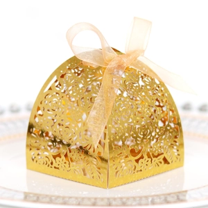 Boîte à bonbons de mariage dorée découpée au laser avec motifs de roses et ruban orange