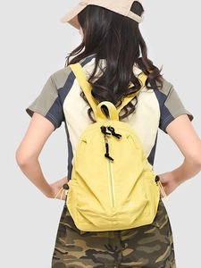 Sac à dos en nylon jaune vif avec design goutte d'eau minimaliste et fermeture éclair verticale