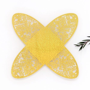 Détails de découpe laser florale sur boîte à bonbons dorée scintillante de mariage