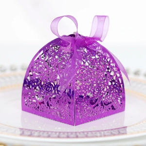 Boîte à bonbons de mariage violette découpée au laser avec motifs floraux et ruban