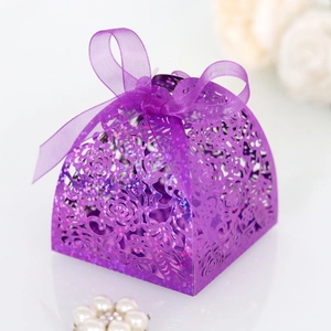 Boîte à bonbons violette pailletée avec motifs de roses découpés au laser