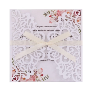 Détails du faire-part de mariage ajouré au laser avec motif de roses et ruban blanc élégant