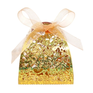 Boîte cadeau dorée découpée au laser avec motifs de roses et ruban en organza