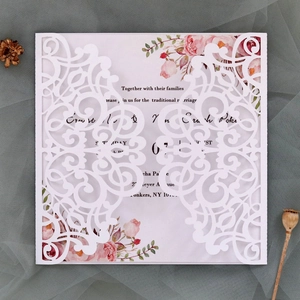 Détail d'invitation de mariage découpée au laser avec motifs floraux et encart violet