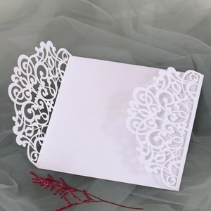 Pochette d'invitation de mariage blanche découpée au laser avec motifs floraux élégants