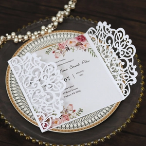Détail de l'invitation de mariage découpée au laser avec décor floral sur assiette