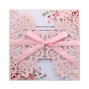 Élégant faire-part de mariage rose découpé au laser avec ruban et carte fleurie