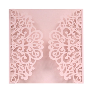 Housse d'invitation de mariage rose découpée au laser avec motif à volutes européen