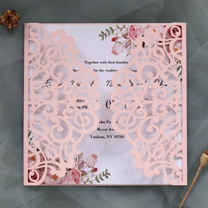 Détail d'invitation de mariage rose découpée au laser avec insert floral et motif ajouré
