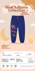 Détail du pantalon en coton bleu marine pour enfant avec broderie Père Noël et cordon