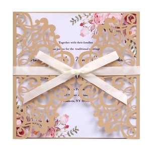 Carte d'invitation de mariage découpée au laser avec ruban et insert floral