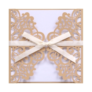 Faire-part de mariage découpé au laser avec motifs floraux et ruban de satin crème