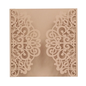 Détails macro de motifs floraux découpés au laser sur une invitation de mariage kraft