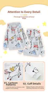 Détail des poignets côtelés et du motif licorne sur le sweat à capuche gris enfant
