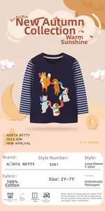 Detail van marineblauw katoenen kinder-T-shirt met gestreepte mouwen en print