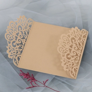 Détail du motif floral découpé au laser sur carte d'invitation de mariage en kraft