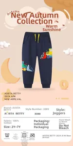 Détail du jogging en coton bleu marine avec broderie de pelleteuse et cordon de serrage jaune