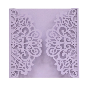 Détail de la découpe laser des motifs floraux sur papier nacré violet pour faire-part