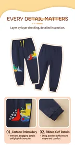 Détail du jogging enfant bleu marine avec broderie pelleteuse et cordon de serrage jaune