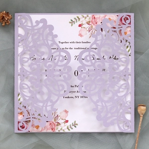 Détail de l'invitation de mariage découpée au laser en papier perlé lavande et fleurs