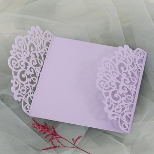 Détail de l'invitation de mariage en papier perlé lavande avec découpe laser élégante