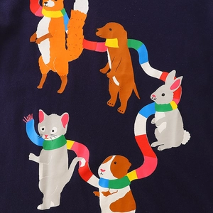 Kinder t-shirt met lange mouwen van katoen in marineblauw met kleurrijke dierprint
