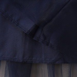 Detailansicht von marineblauem Tüll und Nähten am Weihnachts-Rentierkleid für Mädchen