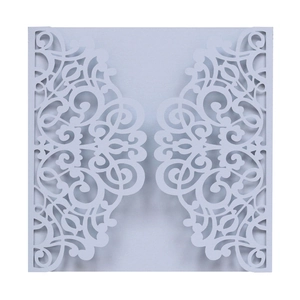 Élégante invitation de mariage carrée bleu lavande avec motifs floraux découpés au laser