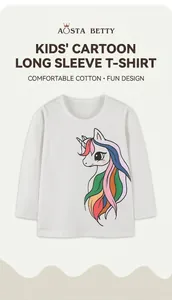 Gros plan d'un imprimé licorne coloré sur un t-shirt blanc en coton à manches longues