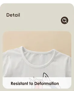 Détail du col rond côtelé et du tissu en coton doux du t-shirt à manches longues enfant