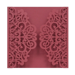Housse d'invitation de mariage rouge foncé découpée au laser avec motif creux élégant