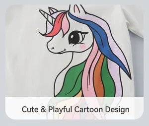 Gros plan sur l'imprimé licorne coloré sur un t-shirt blanc en coton pour filles