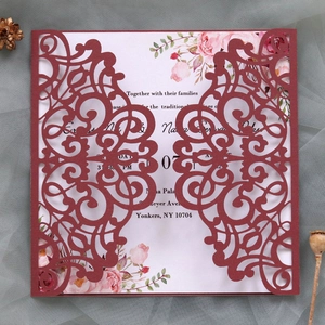 Faire-part de mariage bordeaux découpé au laser avec carte florale sur tissu mesh gris