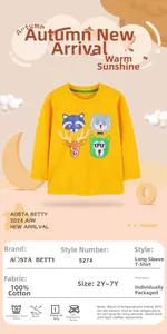 Detail van katoenen kinder-T-shirt met lange mouwen en schattige dierenprintjes