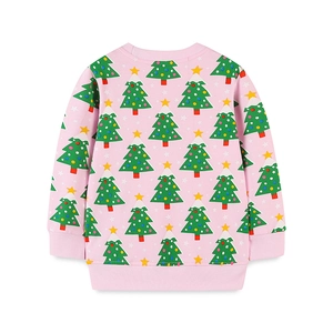 Sweat rose pour fille avec motifs de sapins de Noël et finitions côtelées sur fond blanc