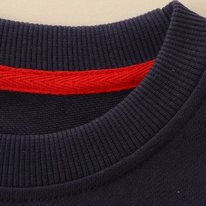 Dunkelblaues Kinder-Sweatshirt mit roter Halsband-Verstärkung für Herbst und Weihnachten