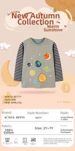 Détail d'un t-shirt enfant en coton à manches longues rayées avec motif de planètes colorées