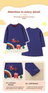 Détail de la broderie de Noël et des poignets élastiques sur la robe bleu marine fille