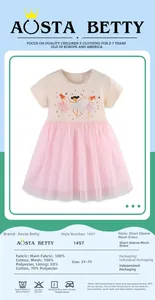 Détail d'une robe fille en coton avec imprimé ballerine et jupon en tulle rose doux