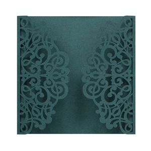Détail de motifs floraux découpés au laser sur une pochette d'invitation vert foncé nacré
