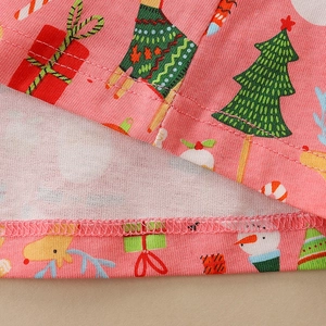 Rosa Weihnachts-Mädchenkleid mit festlichem Rentier-, Schneemann- und Baumdruck auf Baumwolle