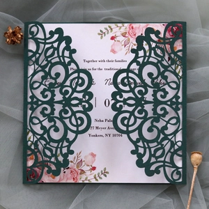Détail de l'invitation de mariage vert émeraude découpée au laser avec carte florale