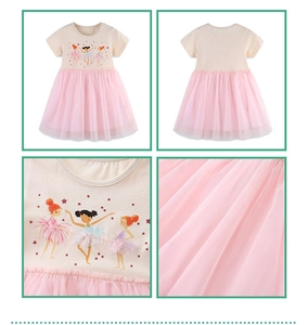 Détail de robe princesse fille avec imprimé ballerine et jupe en tulle rose multicouche